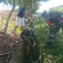 Koramil 1406-03/Maniangpajo Berkolaborasi dengan Warga Bersihkan Saluran Air untuk Cegah Banjir