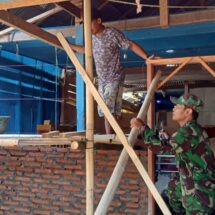 Babinsa Desa Tonrong Tengga Kodim 1406/Wajo Bantu Pembangunan Rumah Warga