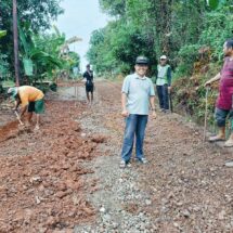 Babinsa Buriko Kodim 1406/Wajo Ajak Warga Kerja Bakti Pemeliharaan Jalan Tani